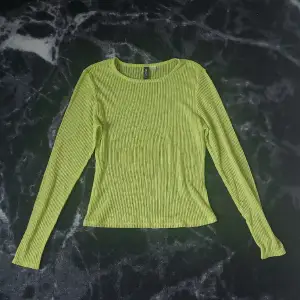 En neon gul/grön 💚 tröja som är lite genomskinlig, har knappt blivit använd och är i nyskick. Jag säljer den då jag inte använder den så mycket. ( jag postar inte utan vi får mötas upp!) 