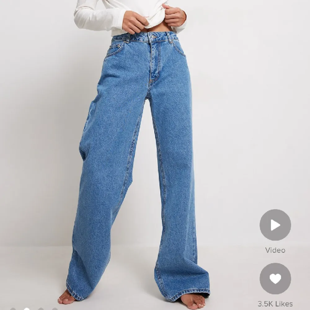 Säljer dom här jeansen från NAKD pga fel storlek 💙. Jeans & Byxor.