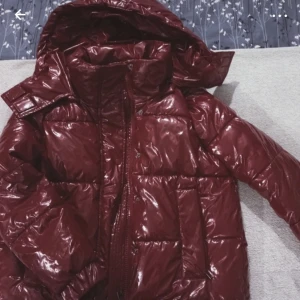 Röd jacka  - Fint skick, är storlek 32 men den är lite oversize 