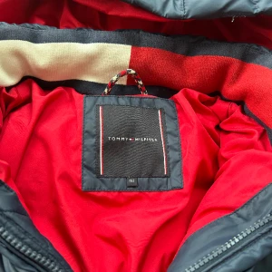 Vinterjacka  - Vinterjacka från Tommy Hilfiger. Litet hål på höger arm, annars fint skick. 