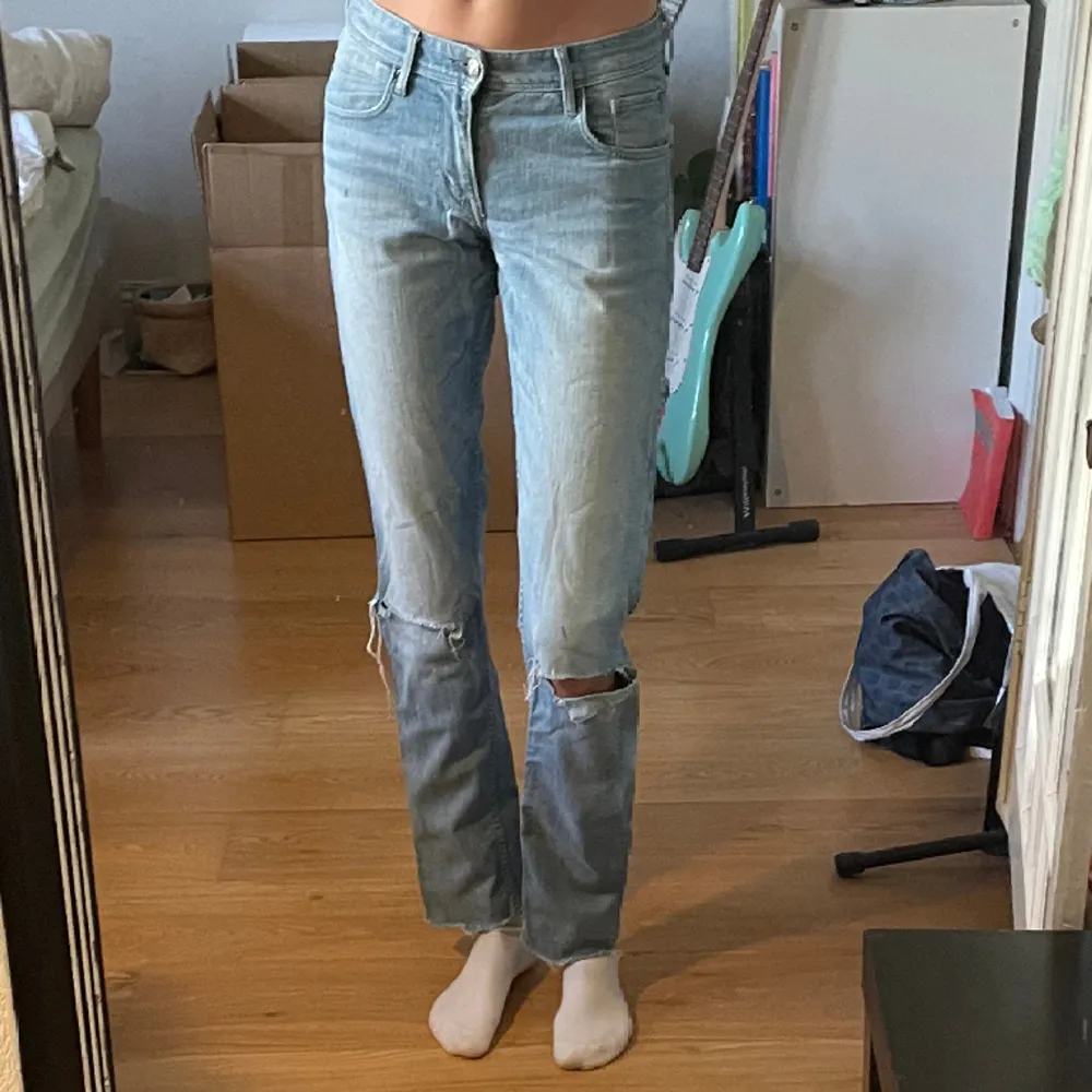 ljusa distressed denim jeans med lågmidja från h&m.  säljer pga de är för korta i längd, jag är 173cm. Jeans & Byxor.