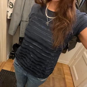 BLÅ TOPP MED SATINDETALJER  - Perfekt till nyår och fest! Modell 175 cm. Hör av er vid frågor/fler bilder! 