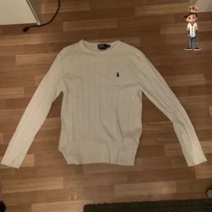 Ralph Lauren Pullover - En väldigt fin pullover, 100% bomull. Ny pris ligger på ungefär 1800kr, vårat pris 700kr. Storlek är XXL, men sitter fint på 187cm.  Fint skick, och tveka inte över att höra av er vid frågor och funderingar. Priset ej hugget i sten! 😃