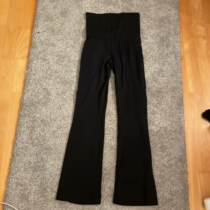 Yoga pants från gina tricot  - Köpte för liten storlek har haft i någon månad och är använda inga skador eller defekter!