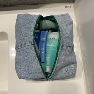 Söt nessesär  - Handgjorda söta necessärer som jag sytt själv. I jeans, vit på insidan. Mått: 25cm lång, 18cm bred, 13cm hög Finns även fler necessärer i min profil 🩵 Passar perfekt att ge bort i födelsedagspresent. Skriv vid frågor🩵🩵