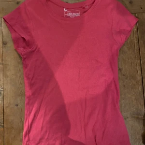 Rosa T shirt - En basic t shirt som passr till allt