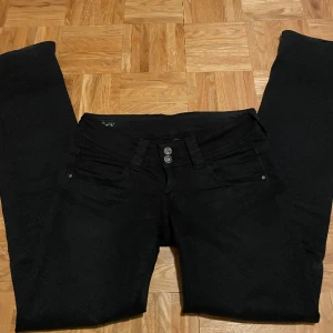 Pepe jeans - Svarta snygga jeans från Pepejeans, sitter rakt/flare på benen, lågmidjade