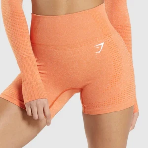 Gymshark shorts - Snygga träningsshorts som är helt slutsålda och inte kommer till användning längre . Lite urtvättad färg men absolut inget någon annan ser, (skriv för egna bilder) sitter som S, nypris 499