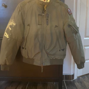 Parajumpers jacka  - Säljer en riktigt fet Parajumpers jacka,jackan har prislappen kvar och har bara testats 1-2 gånger.  Pris går att diskuteras!