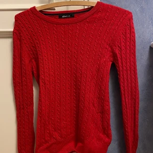 Röd långärmad tröja - Skick: endast använd några gånger Skönt material