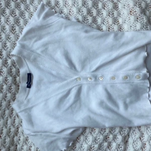 Brandy Melville crop top - Vit crop top från brandy Melville som är använd ett få tal gånger, inga defekter på tröjan!