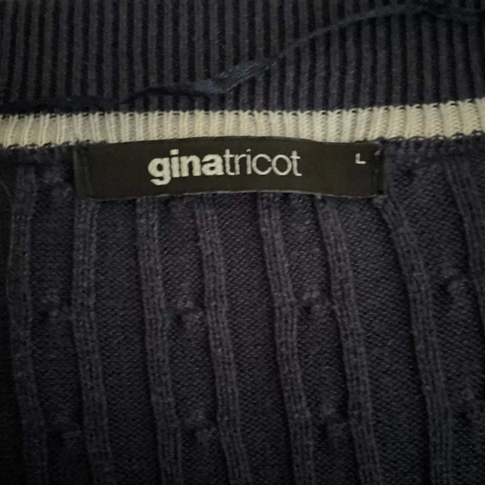 Blå ribbstickad tröja från Ginatricot i storlek L. Färgen är något bleknad pga tvätt, annars i bra skick. . Tröjor & Koftor.