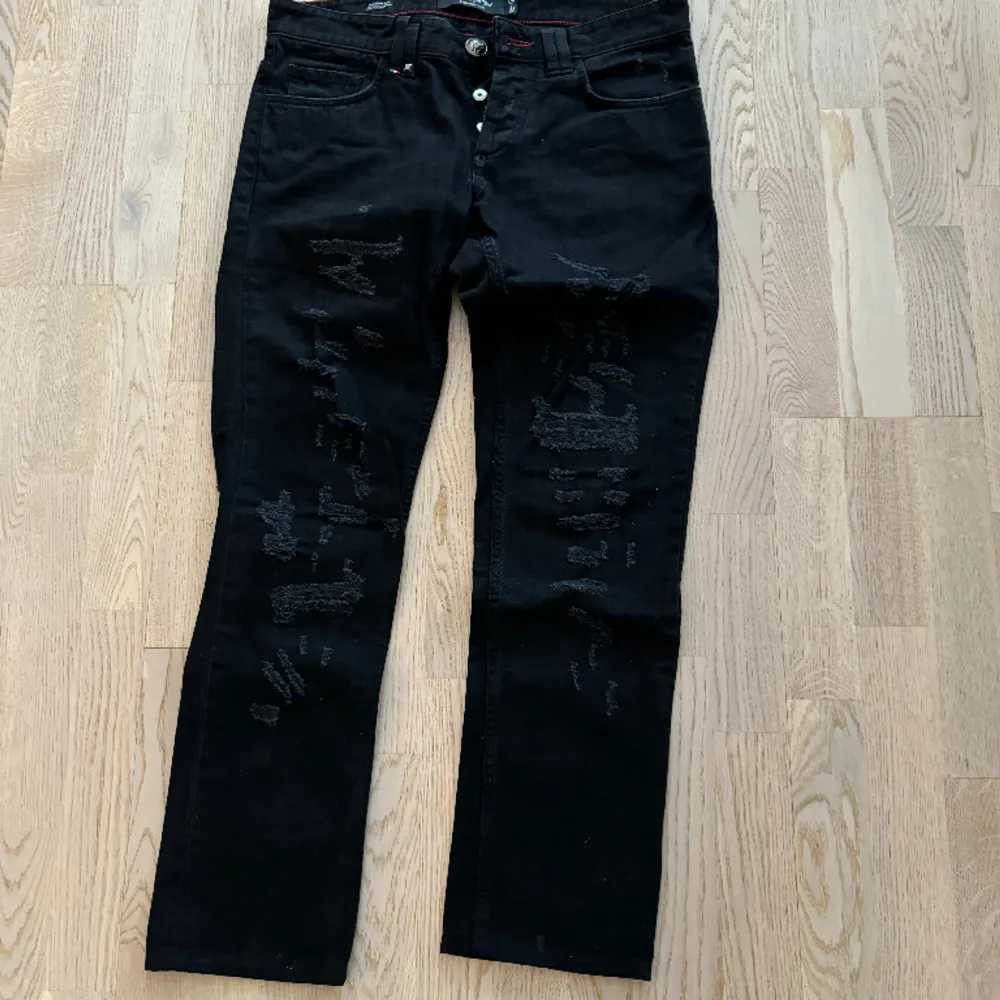 Säljer ett par Philipp Plein jeans stl 31.   Inköpta på st James’s i Göteborg för 5000kr. Använda ett fåtal gånger.  Skickas spårbart inom Sverige. Jeans & Byxor.