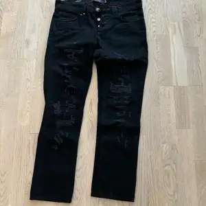 Säljer ett par Philipp Plein jeans stl 31.   Inköpta på st James’s i Göteborg för 5000kr. Använda ett fåtal gånger.  Skickas spårbart inom Sverige