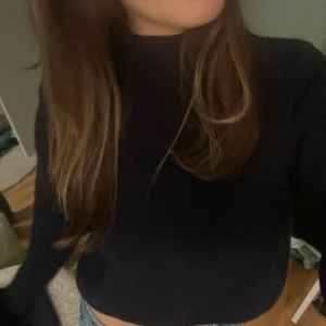 Stickad tröja - Fin lite croppad stickad tröja, skit skön, lite polo, mörkblååå