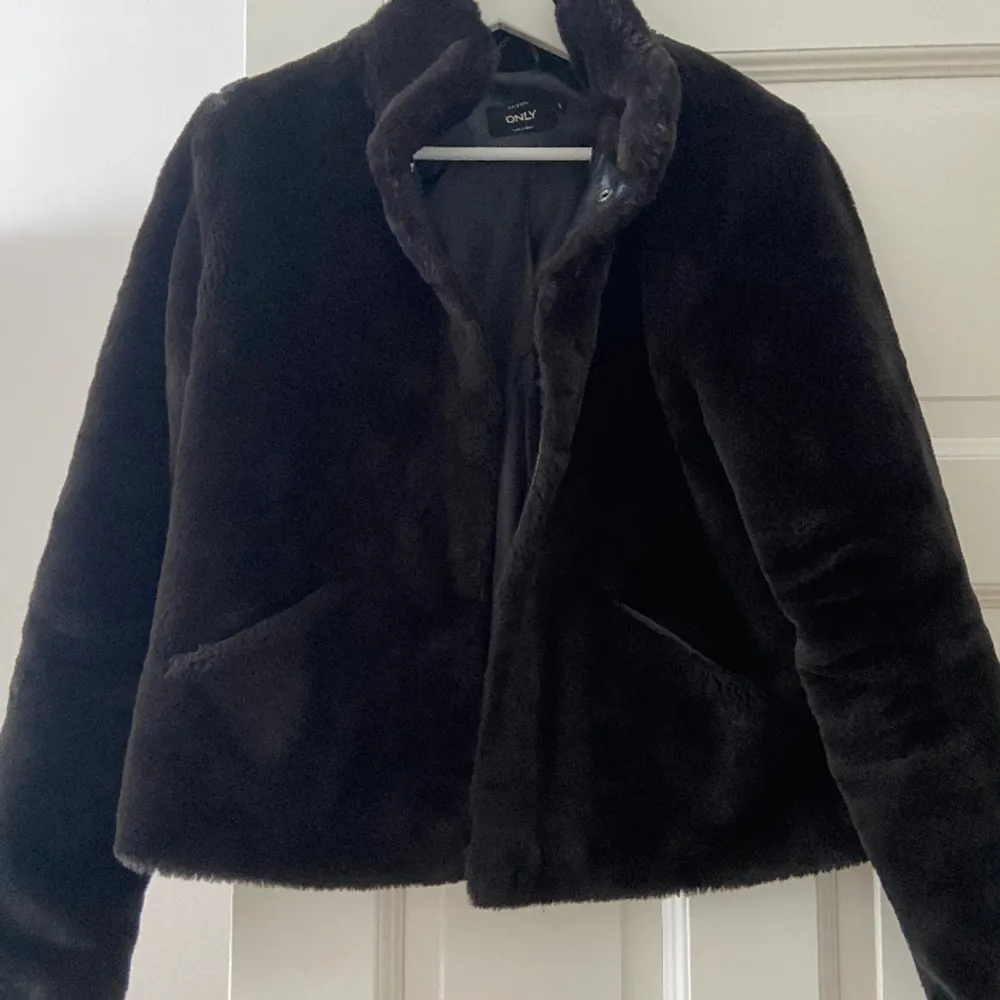 Säljer denna fake päls jacka från only. Säljer då den är för liten, använd fåtal gånger, kort i modellen 💕. Jackor.