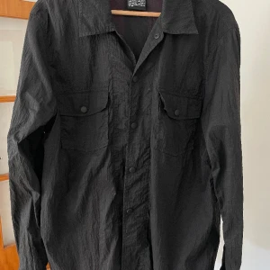 Our legacy jacket - Our Legacy Black Parachute Nylon size 48 i fint skick. Jackan är mörkblå, angränsande till svart.   48 är cirka medium. 