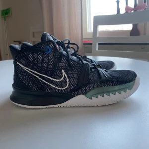 Kyrie 7 ”Brooklyn” - Säljer Ett par kyries köpta för 1700 inget kvitto säljer för 900. Priset kan sänkas vid snabb affär. Storlek 39.