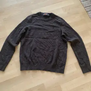 Hej! Säljer min snygga Morris crewneck då den tyvärr var för liten. Tröjan är gjord av 100% merinoull. Den är liten i storleken så den passar nog bäst på dig som brukar ha S. Den är i nyskick och har inga defekter. Nypris: 1599. Priset kan diskuteras