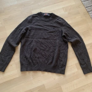 Morris tröja - Hej! Säljer min snygga Morris crewneck då den tyvärr var för liten. Tröjan är gjord av 100% merinoull. Den är liten i storleken så den passar nog bäst på dig som brukar ha S. Den är i nyskick och har inga defekter. Nypris: 1599. Priset kan diskuteras
