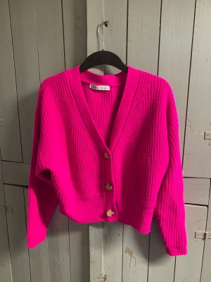 Fushiarosa kofta Zara - Jättesnygg starkrosa/fushiarosa kofta i storlek Small från Zara 🥰. Fint skick, men spår av noppor som det kan bli på stickade plagg 😊.