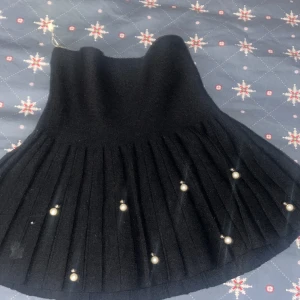Miniskirt svart - Säljer en mini skirt från zara, använd ungefär 1-2 ggr, har pärlor på framsidan, jättefin o perfekt för nyår säljer för 30 kr eftersom den är vintage, det är min mammas när hon var ung, annars kan vi diskutera priset, högmidjad men kan vikas ner.