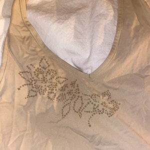 y2k topp - jätte söt topp som bara ligger i min garderob. skick 8/10. skulle uppskattats till en storlek M