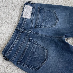 Vintage Diesel Industry jeans - Smått bootcut/straight och lågmidjad modell. ❤️ Storleken är W28 & L32. Midja rakt över: 36cm. Innerben: 80-81cm, jag är 165cm! 🫶Håll koll på min profil,  lägger för det mesta upp vintage jeans. 😍