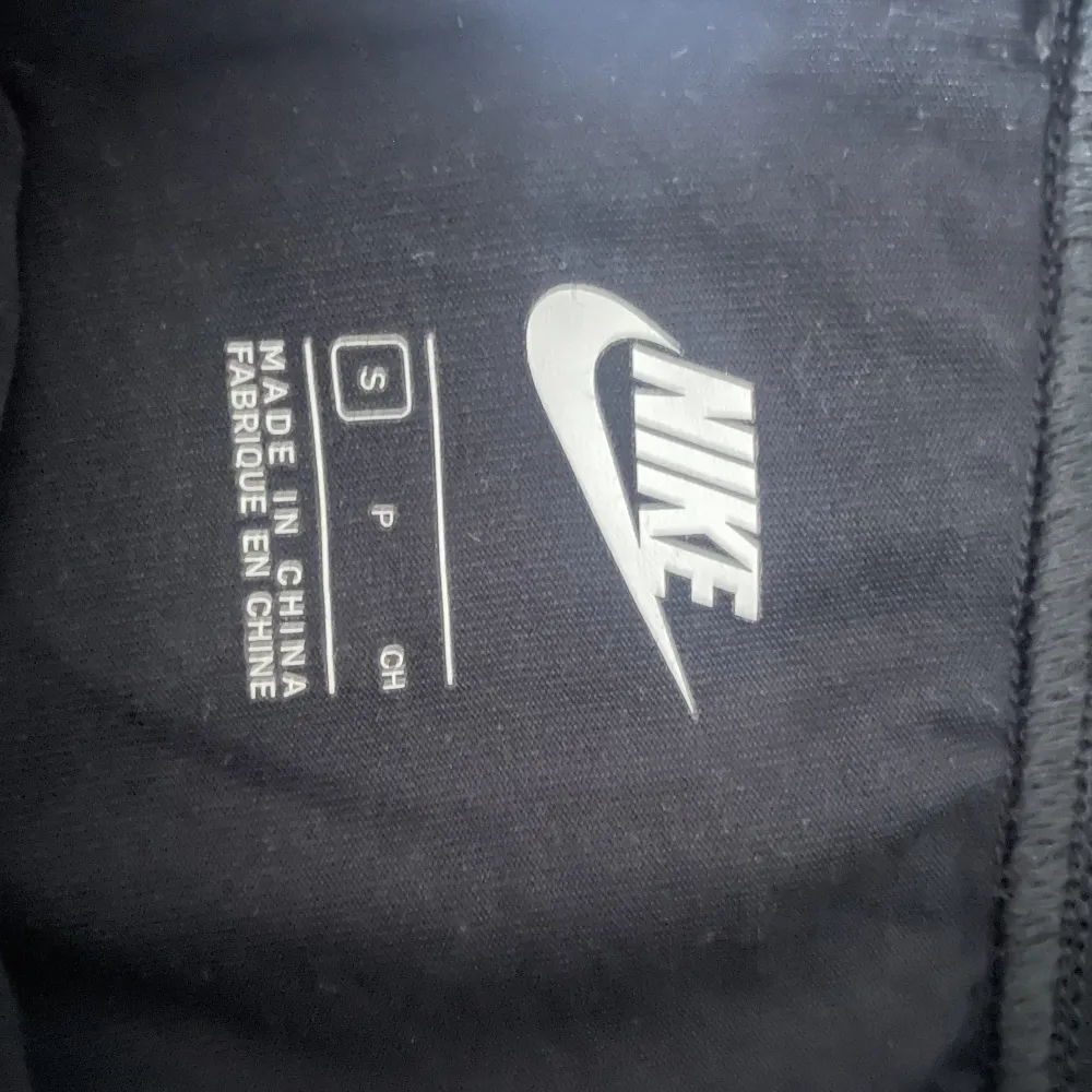Nike-tights i fint skick. Texten ”just do it” på benet. Svarta med vit text. Väldigt sköna. Köp gärna via köp nu😊. Jeans & Byxor.