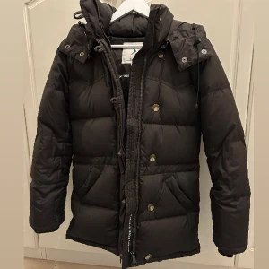 Boomerang alexandra - Säljer min fina boomerang jacka då den tyvärr blivit för liten för mig. Har aldrig frusit när jag haft denna på mig! 😍😍Den är brun men ser nästan svart ut. Superfint skick, har inga defekter. Säljer otvättad. Nypris runt 6000kr. 