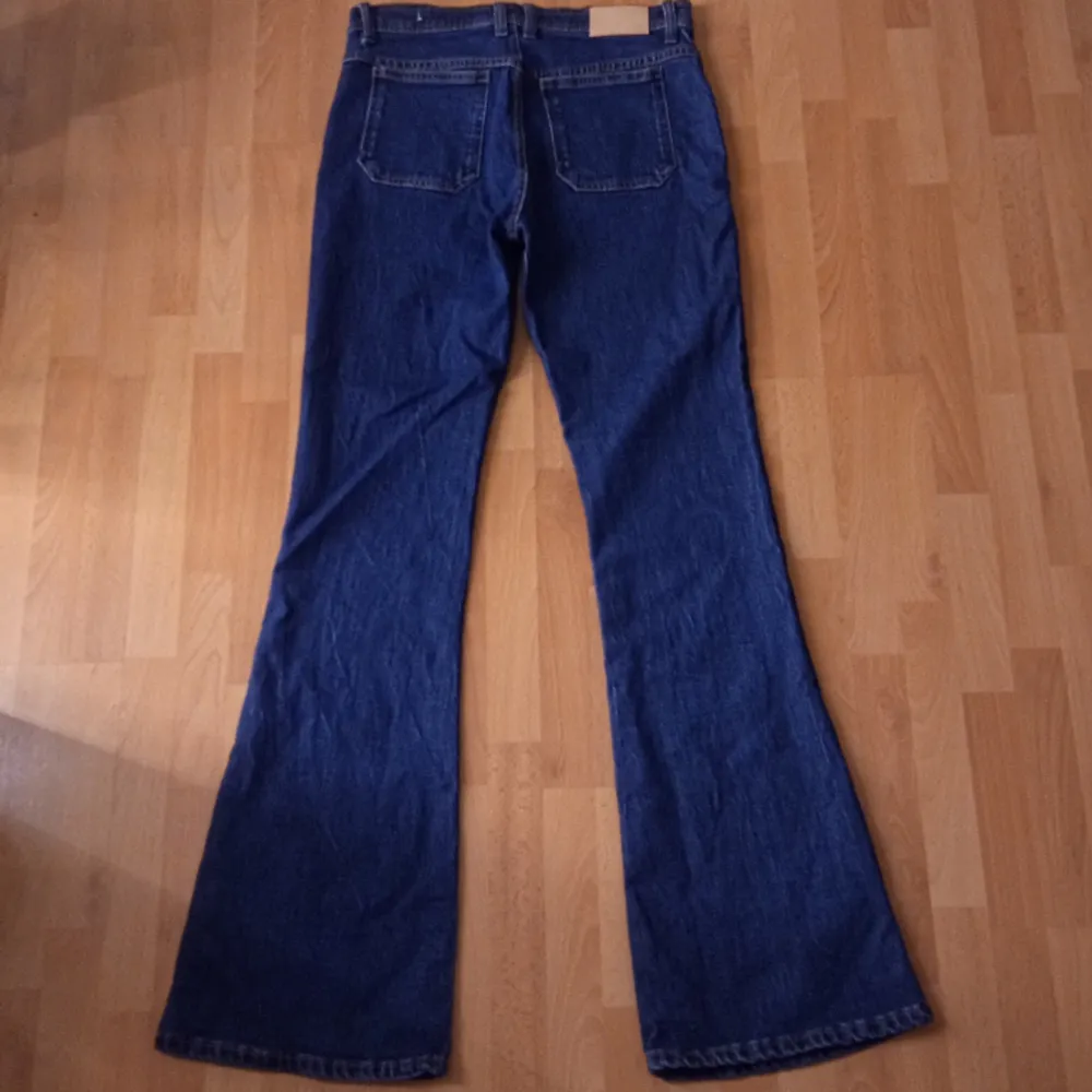Jeans från märket Mango, storlek 40. Helt oanvända men ena bältloopen är trasig men går lätt att laga. (Nypris 450kr).. Jeans & Byxor.