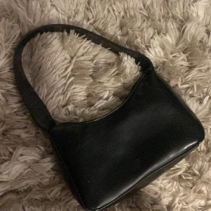 Väska  - Snygg svart väska aldrig andvänd 