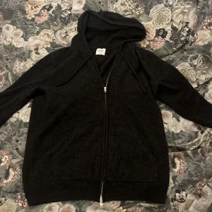 Kashmir zip - Tja säljer nu min 100% kashmir zip hoodie från john henric köptes för 2300kr och är andvänd 2 gånger! Säljer pågrund av att den är för stor för mig! 