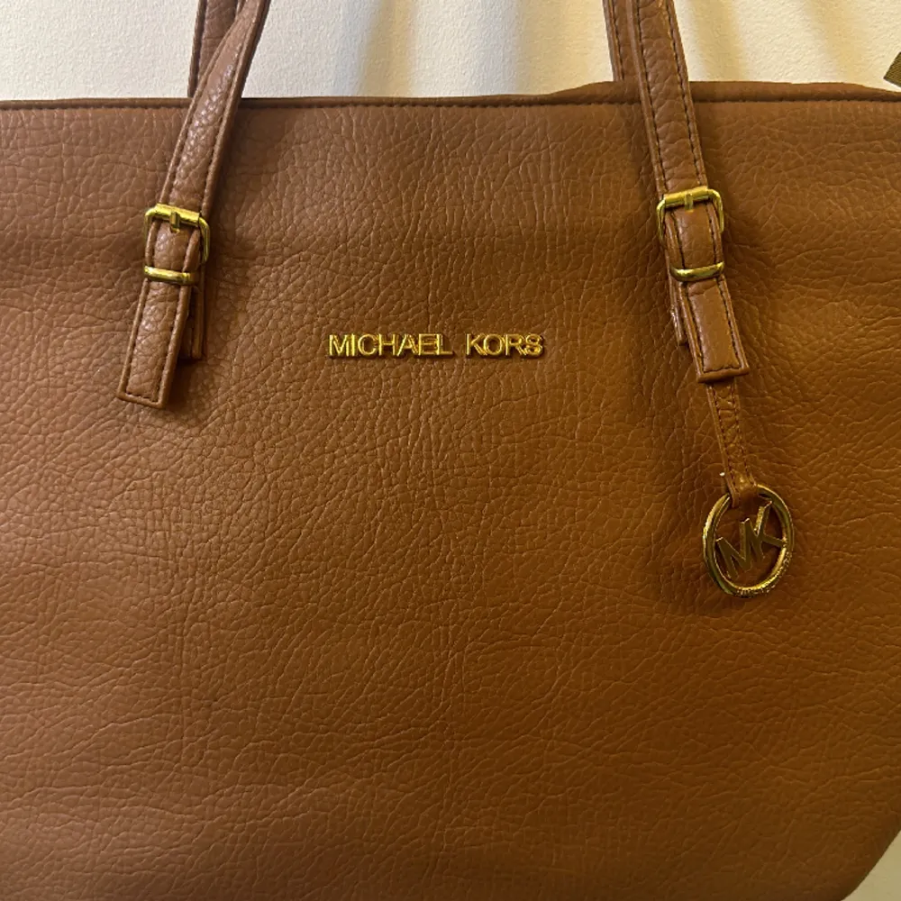 En jettefin brun Michael kors väska som är använd en gång bra skick, kontakta för frågor💕. Väskor.