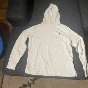 Polo Ralph Lauren hoodie - En vit Polo Ralph Lauren hoodie i mycket bra skick. 9/10. Skriv för mer info, pris kan diskuteras vid snabb affär😊🤙🏽