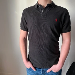 Svart Polo Raulph Lauren  - Svart Polo Ralph Laurent Piké  Skick: 5/10 Storlek: L Nypris : 1300 Mitt pris: 99