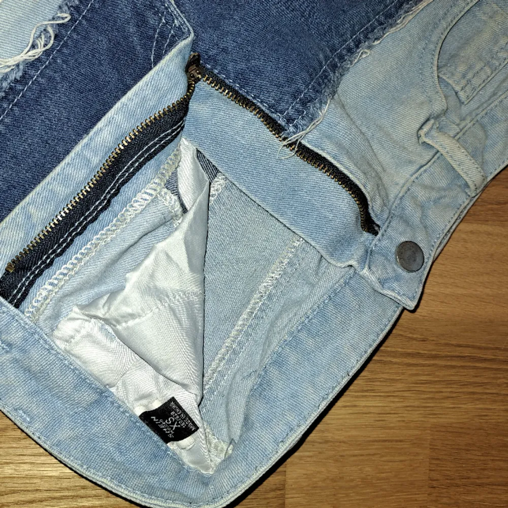 Köpt av kompis för 2 år sen och säljer nu då de är för små💙Är hela och rena.   Skriv om fler bilder. Jeans & Byxor.