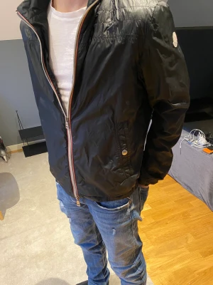 Moncler  - Tja säljer den här tvär feta moncler vindbreaker i storlek 1 han på bilden är ca 170 helt äkta såklart hör av dig vid minsta fundering!