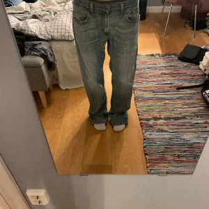 Jeans - Asfina jeans från levi😮‍💨 dem är köpta secondhand så dem är lite slitna men jättefina! Säljer då dem inte passar min stil längre