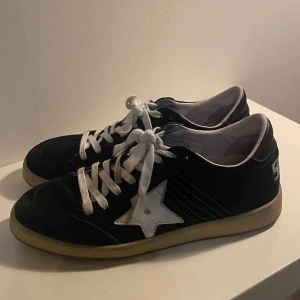 Golden goose skor - Säljer mina Golden goose skor i bra skick. Nypris runt 5000kr. Storlek 44 men brukar även passa en större storlek.