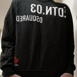 Dsquared2 sweatshirt - Säljer denna unika Dsquared2 sweatshirt för 1100kr. Har bara använt den ett fåtal gånger. Skick: 9.5/10, storlek: 176cm. Kan tänka mig att sälja lite billigare vid snabb affär.