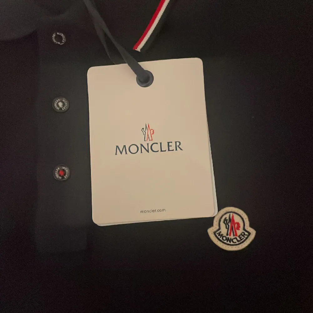 Jag säljer nu min moncler pike, den är ändrat testad då jag märkte att de blev fel storlek. Den har nfc scan och qr koden samt lapparna. Vid mer frågor är det bara att höra av sig!. Tröjor & Koftor.