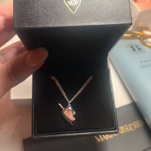 You and me necklace  - Säljer den ”övre” delen av mitt marianilsdotter halsband då jag endast vill ha den nedre delen. Helt oanvänd och gå endast att köpa i två pack för 2995. Kvitto ingår men inte box därav lägre pris. Kedjan är 45cm.