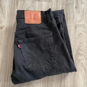 Levis 501 - Säljer ett par riktigt feta Levis jeans! Skick 9/10! Har du några funderingar eller frågor kom privat! Mvh Viggo!