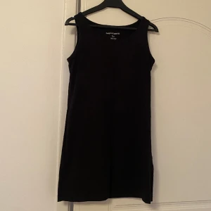 Svart linne från KappAhl  - Fint enkelt svart linne från KappAhl i fint skick😚