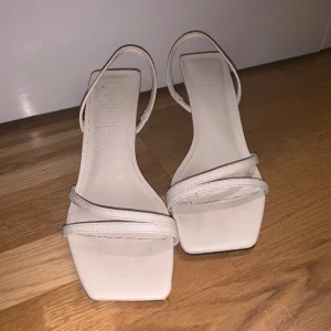 MANGO skor  - Vit Mango skor, ganska använda men jag kan inte ha dem på muy längre, om ni vill kan man fråga efter flera builder de är jätte snygga! 🎄