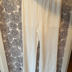 Vita kostymbyxor  - Sköna och utöjbara