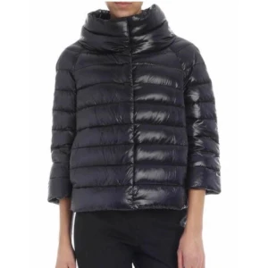 Svart herno jacka - Säljer nu min svarta herno jacka, jätte bra skick(inprincip ny! Använd ca 3 ggr)! Kom privat för egna bilder!💞