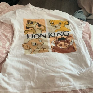 The lion king t-shirt😄 - Vit t-shirt med tryck, den är begagnad innan jag fick den men är som ny typ!☺️