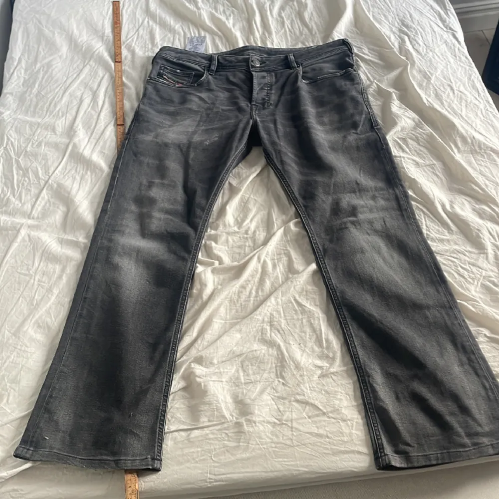 Diesel bootcut jeans w34 l30 Mindre slitage på bakfickorna, annars i gott skick 95cm ytterbenslängd 72cm innerbenslängd 94cm midja . Jeans & Byxor.